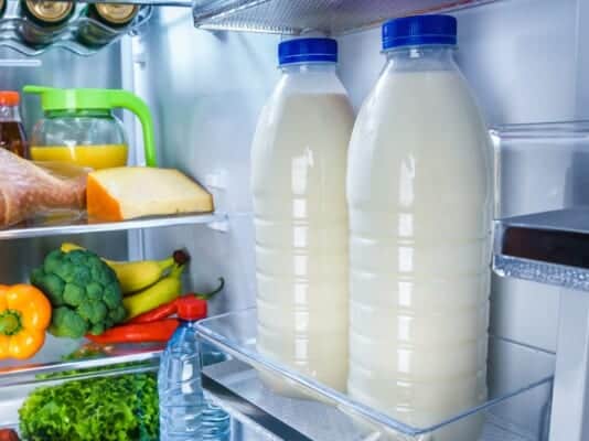 chai nhựa đựng nước để trong tủ lạnh