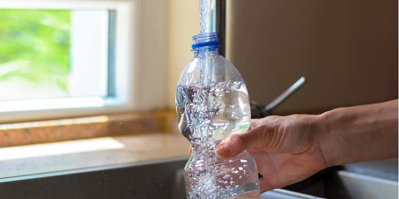 cách làm sạch chai nhựa